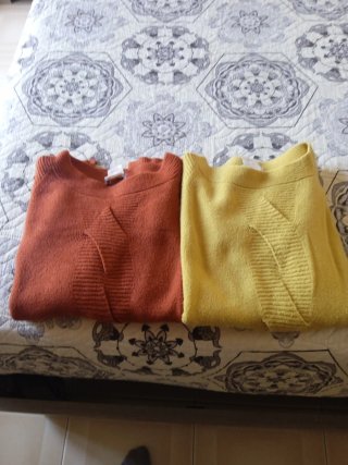 Maglione donna giallo e maglione marroncino