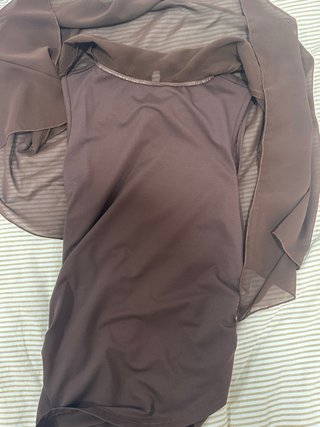 Blusa marrón con capa