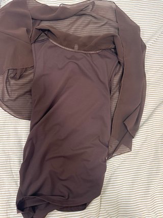 Blusa marrón con capa