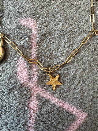 Collar Bershka dorado con charm de candado :)