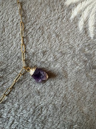 Collar Bershka dorado con charm de candado :)