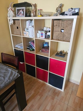 Estantería modular beige y roja
