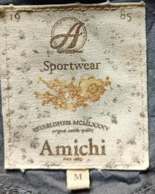 Parka gris con capucha y cinturón