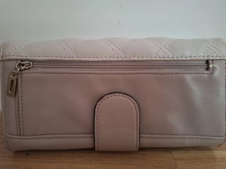 Cartera Guess acolchada con adornos