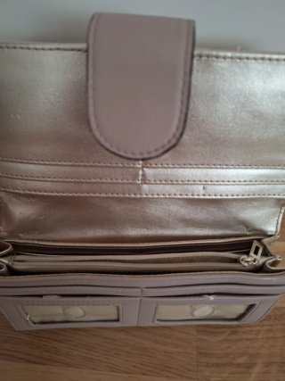 Cartera Guess acolchada con adornos