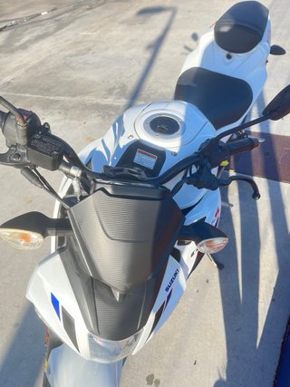 Moto Suzuki 125 GSX-S Naked Blanca y Azul
