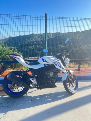 Moto Suzuki 125 GSX-S Naked Blanca y Azul