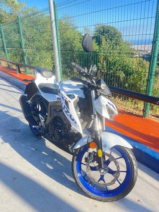Moto Suzuki 125 GSX-S Naked Blanca y Azul