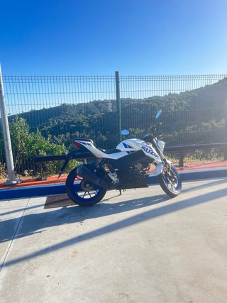 Moto Suzuki 125 GSX-S Naked Blanca y Azul