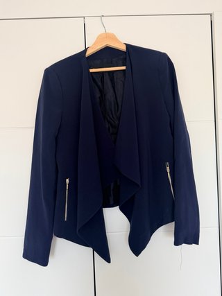 Americana azul con cremalleras plateadas
