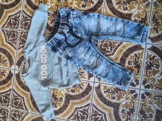 Conjunto bebé: Sudadera azul y pantalón vaquero