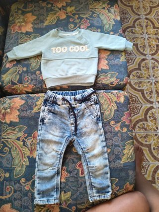 Conjunto bebé: Sudadera azul y pantalón vaquero