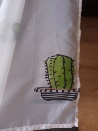 Dos cortinas blancas con cactus