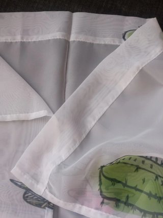 Dos cortinas blancas con cactus