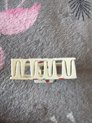 Pinza para el pelo con cerezas