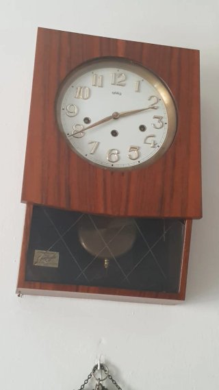 Reloj de pared de madera con péndulo