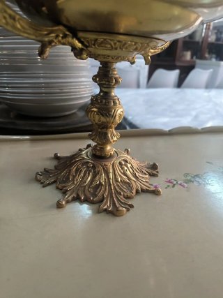 Centro de mesa de bronce con candelabros