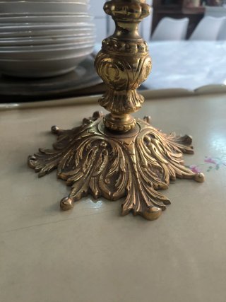 Centro de mesa de bronce con candelabros