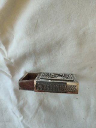 Cerillero de plata con diseño labrado