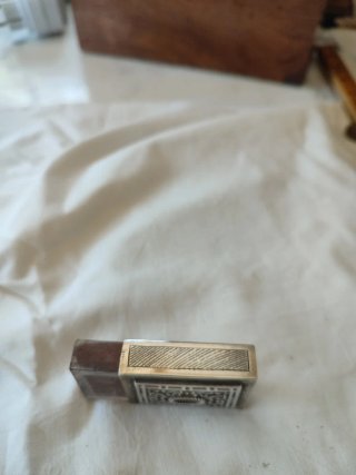 Cerillero de plata con diseño labrado