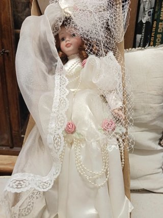 Muñeca de porcelana novia vintage