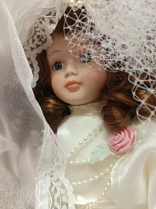 Muñeca de porcelana novia vintage
