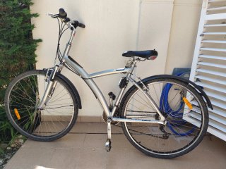 Bicicleta trekking con sillita infantil