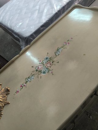 Cómoda beige con detalles florales