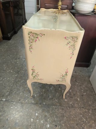 Cómoda beige con detalles florales