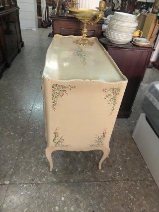 Cómoda beige con detalles florales