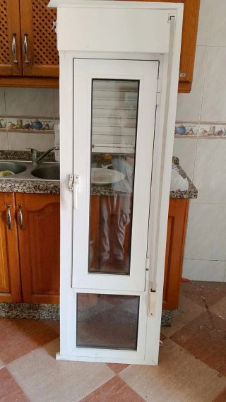 Puerta blanca con cristal