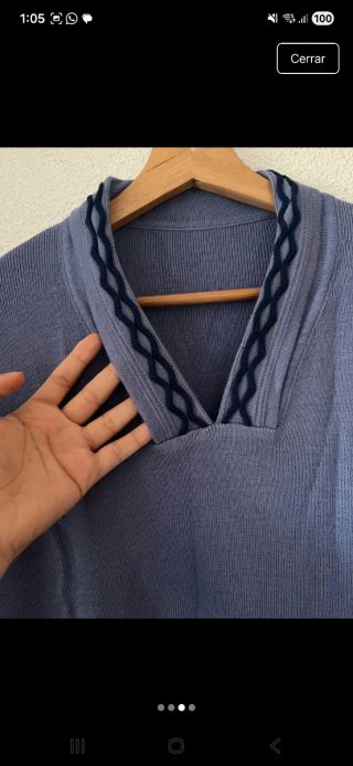 Jersey lila y azul con cuello V