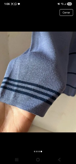 Jersey lila y azul con cuello V
