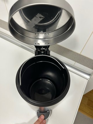 Cubo de basura Ikea negro y plateado