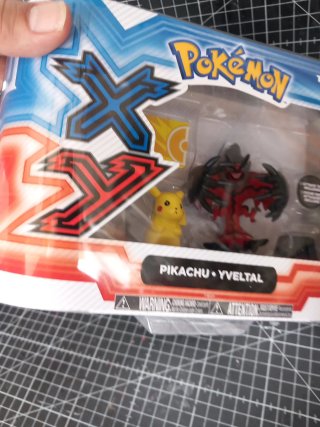Pokémon XY Pikachu Yveltal Tomy Novo Selado