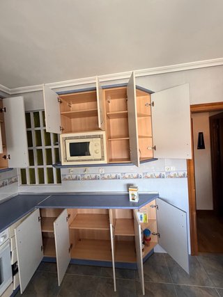 Muebles de cocina beige y azul En melamina