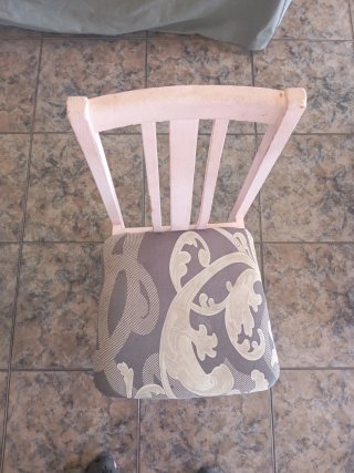 4 Sillas de madera con asiento estampado.
