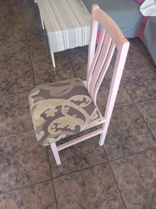 4 Sillas de madera con asiento estampado.