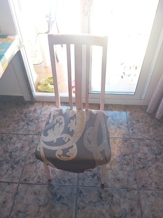 4 Sillas de madera con asiento estampado.