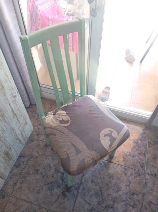 4 Sillas de madera con asiento estampado.