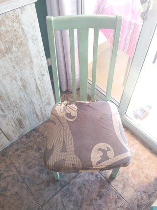 4 Sillas de madera con asiento estampado.