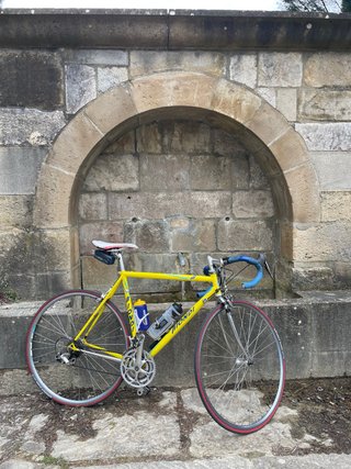 Bicicleta de carretera Biondi amarilla