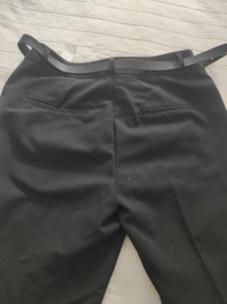 Pantalón negro de mujer, corte tobillero
