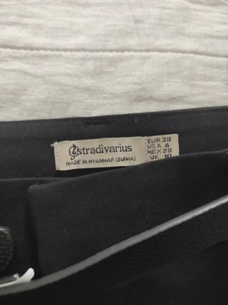 Pantalón negro de mujer, corte tobillero