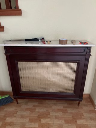 Cubre radiador de madera y mármol
