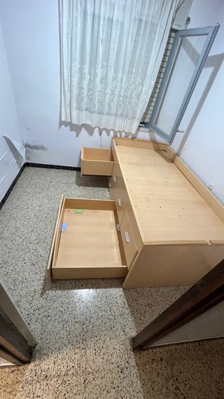 Cama de madera con cajones