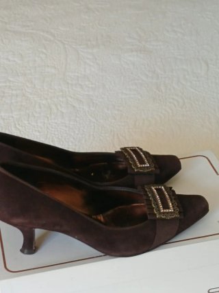 Zapatos de tacón marrones con hebilla