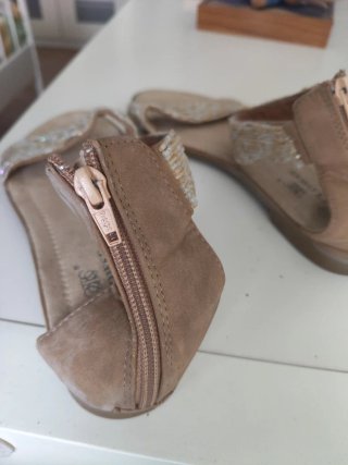 Sandalias elegantes CLOWSE beige y oro