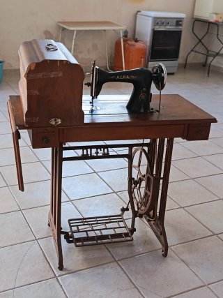 Máquina de coser Alfa antigua