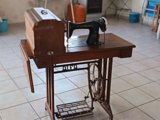 Máquina de coser Alfa antigua